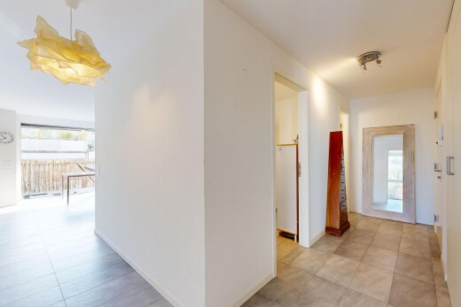 couloir avec light floor, drywall, cloison sèche, inside property, et tile floor