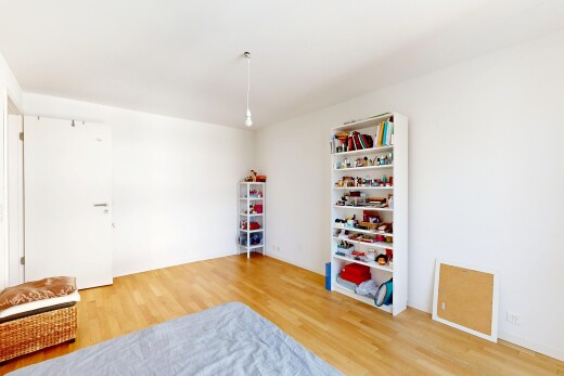 chambre avec drywall, cloison sèche, wood finish floor, sol en finition bois, et inside property