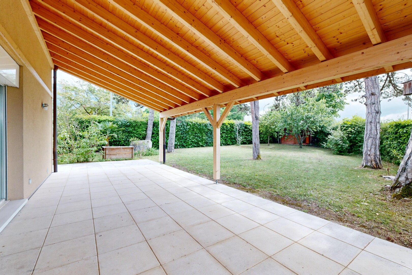 terrasse avec pelouse, terrasse, et from property