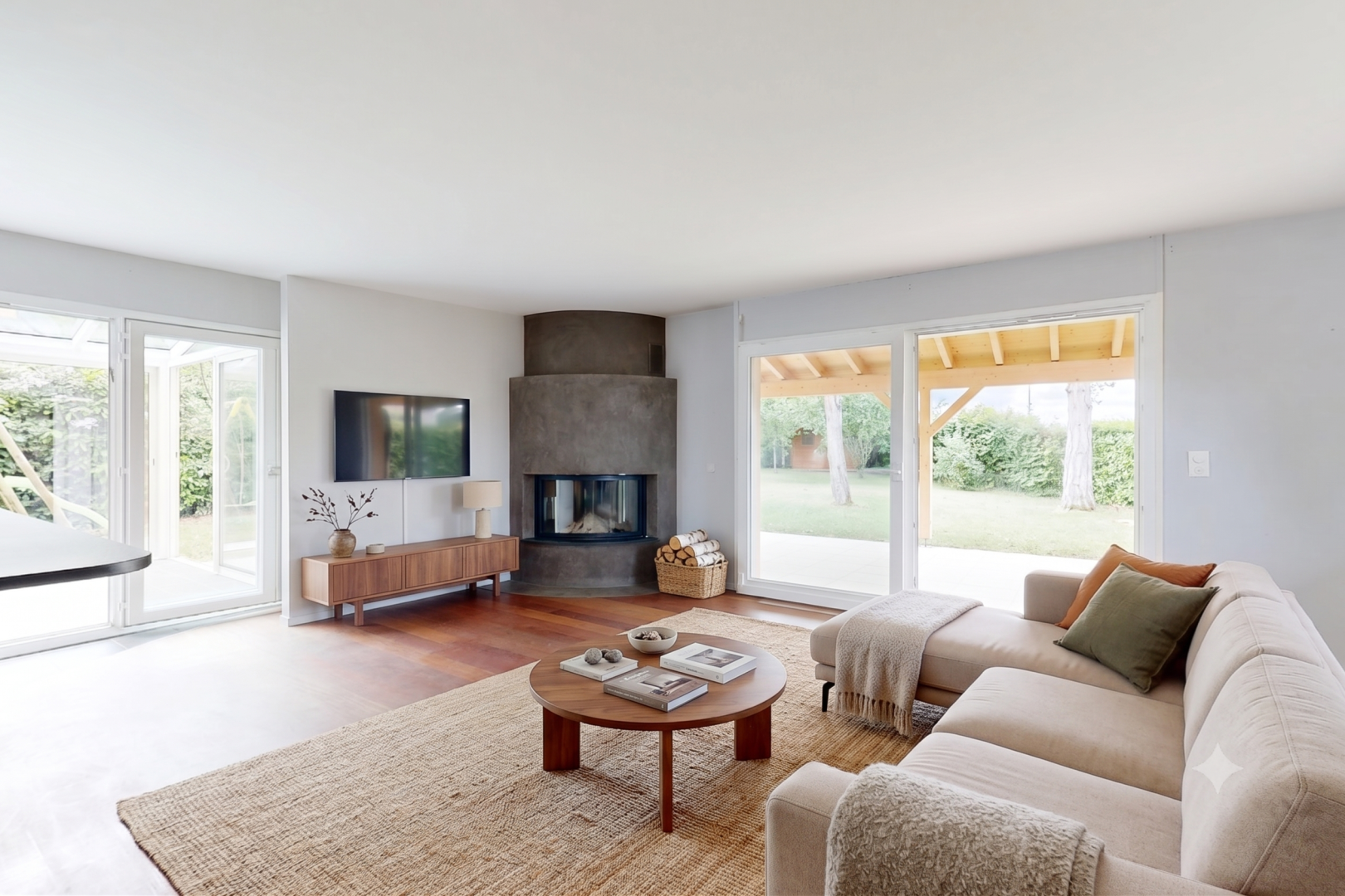 pièce vide avec inside property, natural light, lumière naturelle, wood finish floor, et sol en finition bois