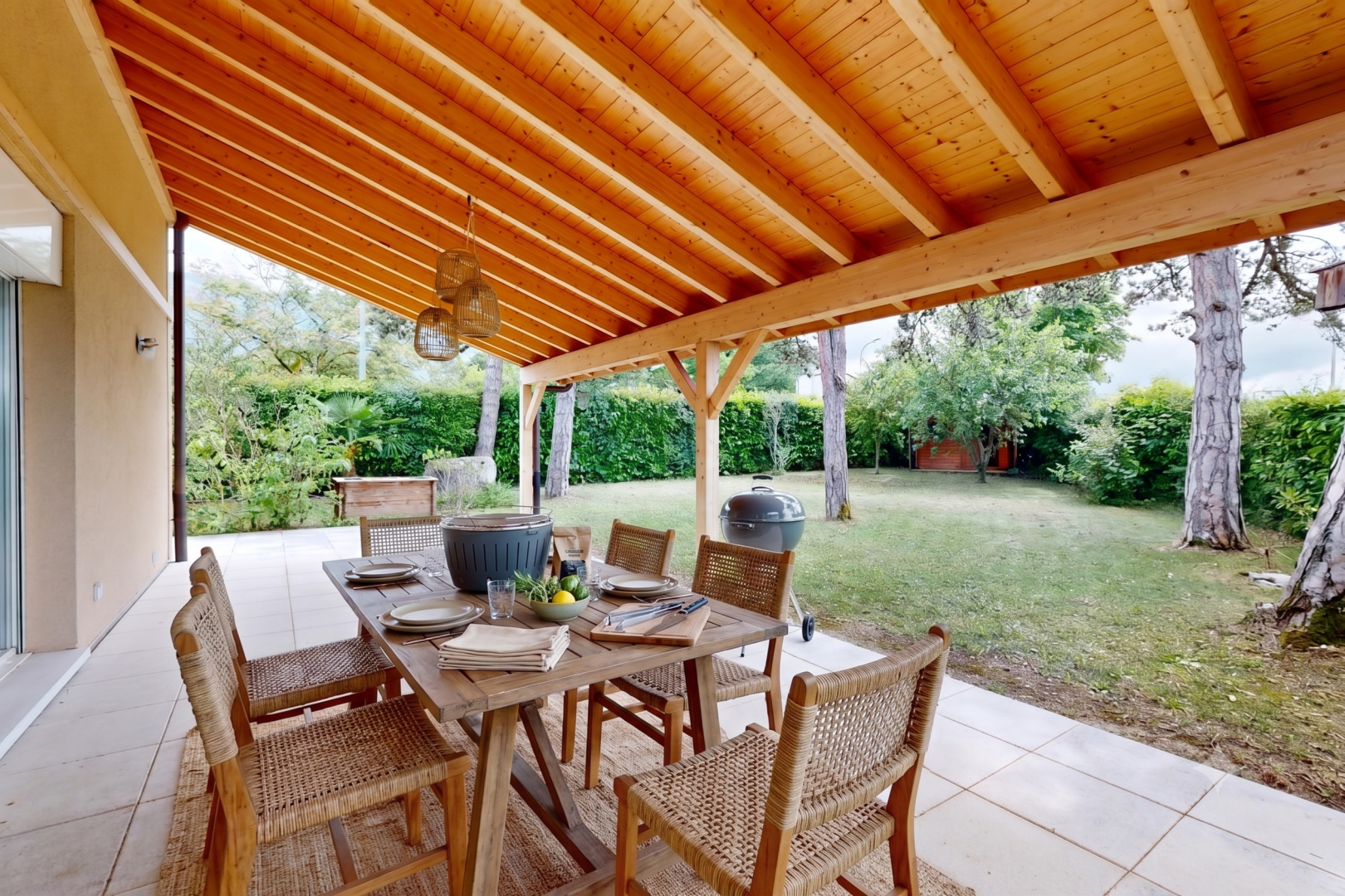 terrasse avec pelouse, terrasse, et from property