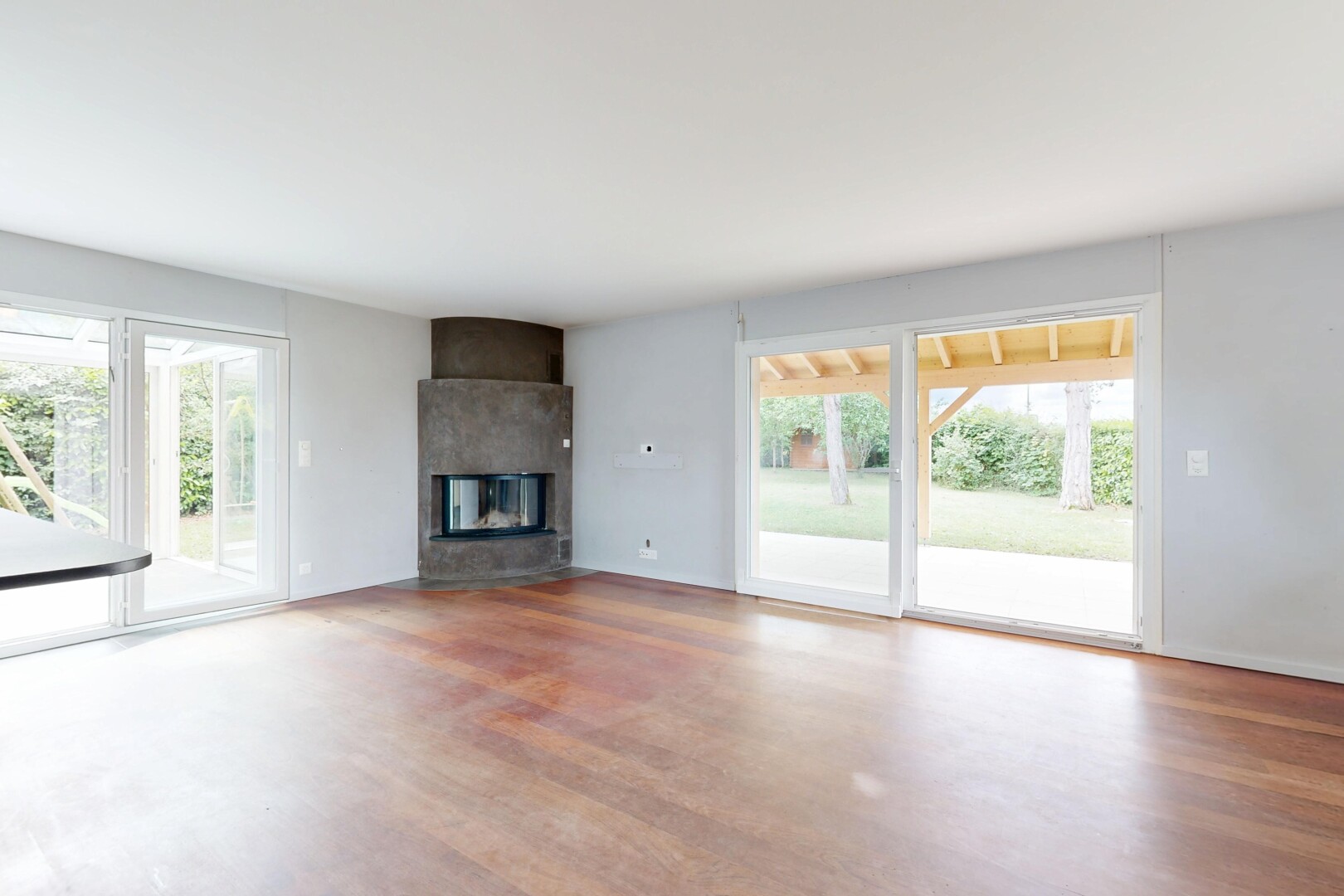 pièce vide avec inside property, natural light, lumière naturelle, wood finish floor, et sol en finition bois