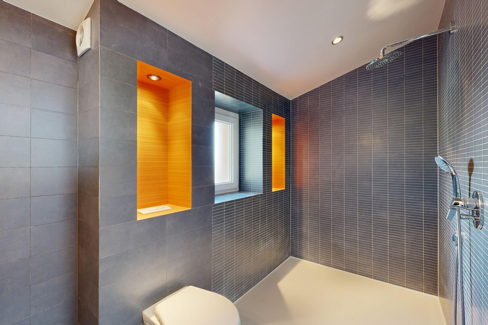 salle de bains avec tile wall, mur en carrelage, vaulted ceiling, plafond voûté, et salle de bain complète