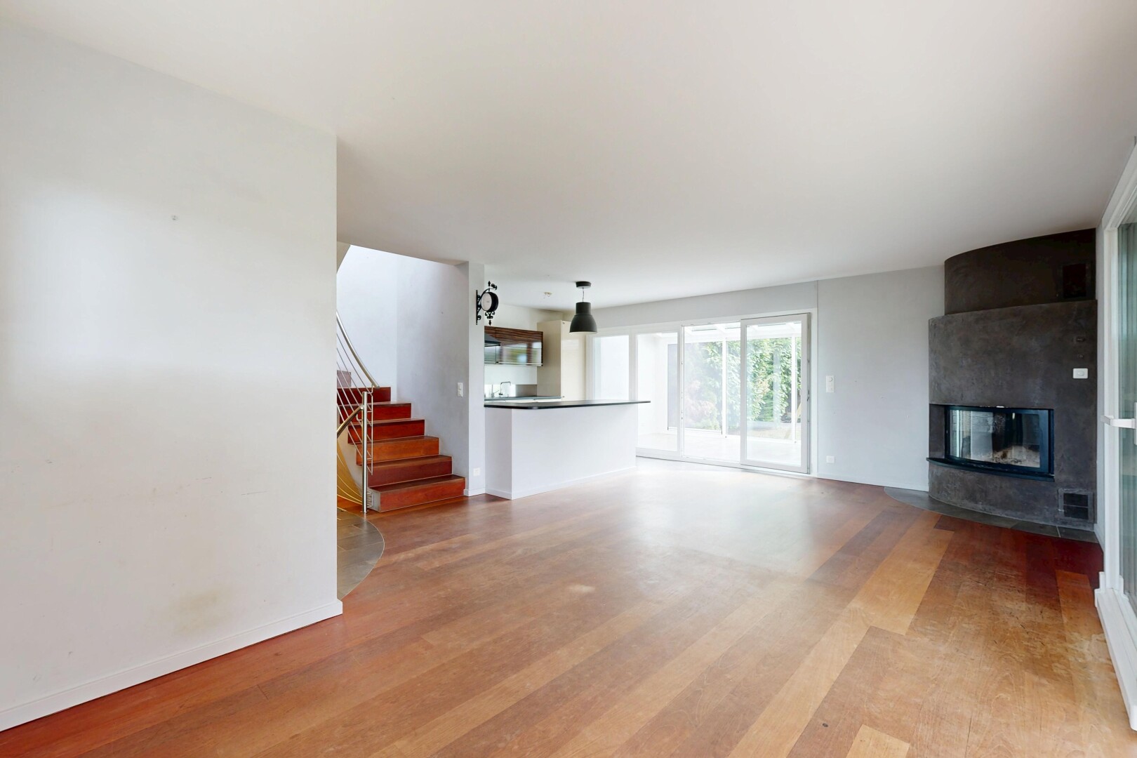 salon avec drywall, cloison sèche, wood finish floor, sol en finition bois, et inside property