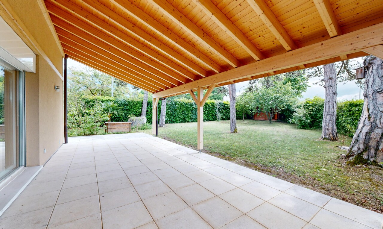 terrasse avec pelouse, terrasse, et from property