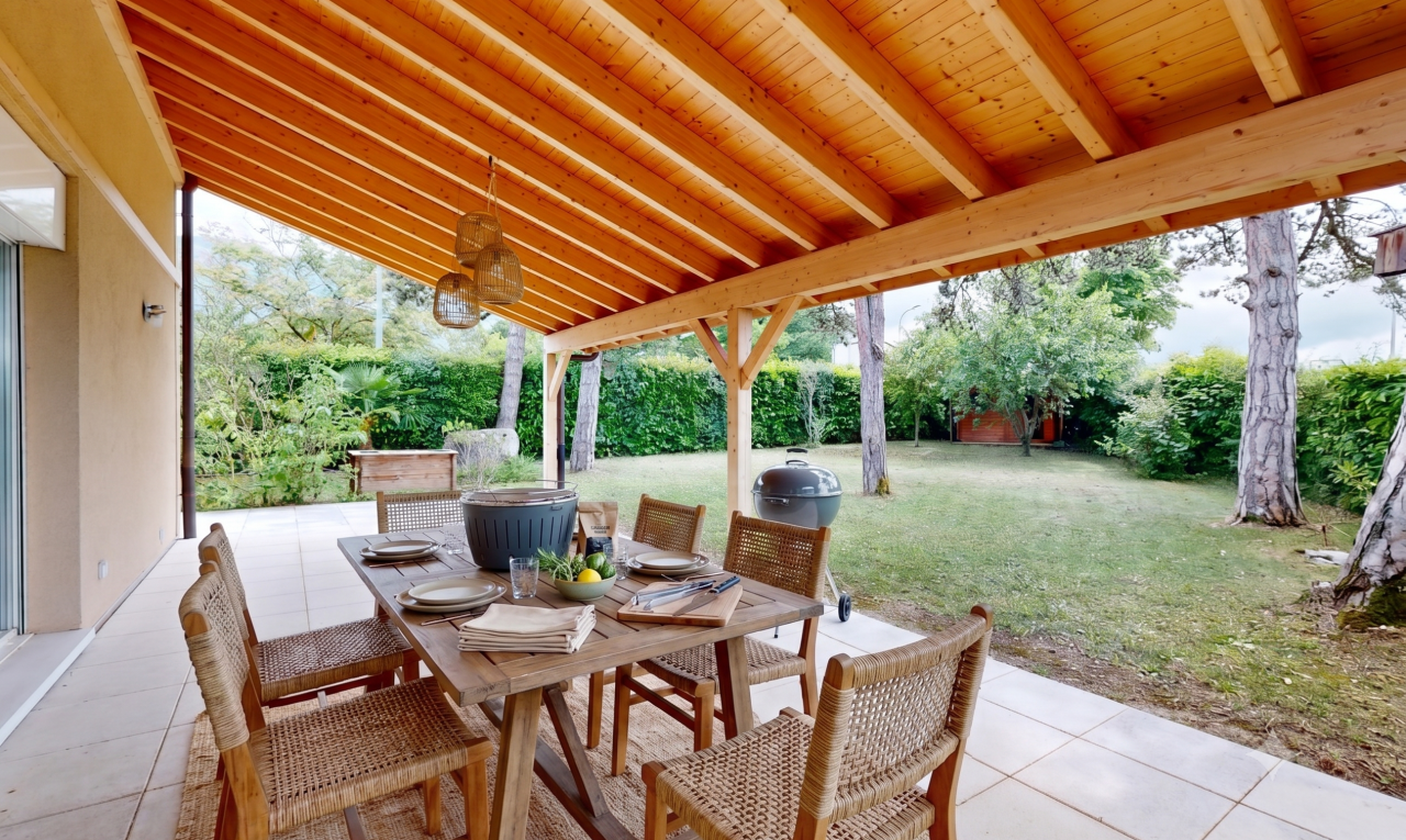 terrasse avec pelouse, terrasse, et from property