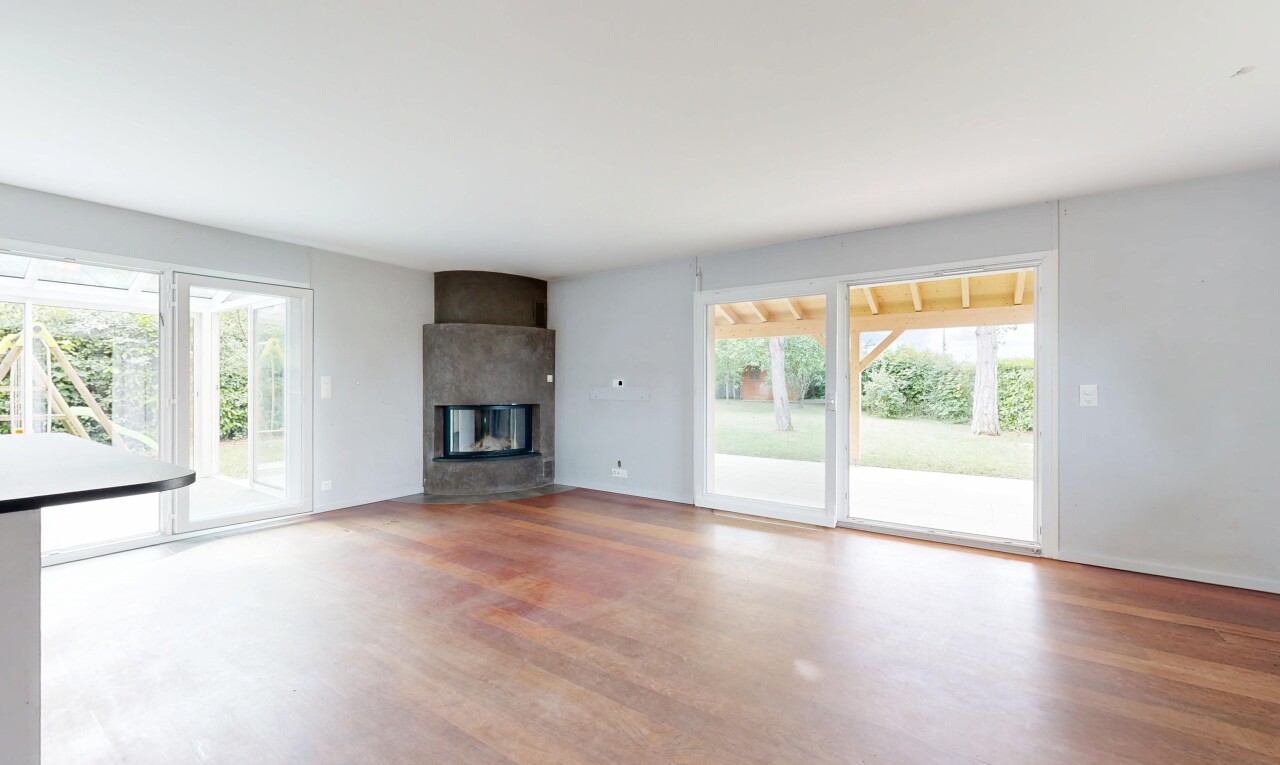 pièce vide avec inside property, natural light, lumière naturelle, wood finish floor, et sol en finition bois