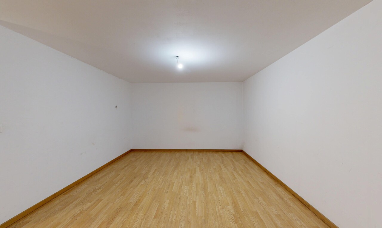 pièce vide avec sous-sol, wood finish floor, sol en finition bois, drywall, et cloison sèche