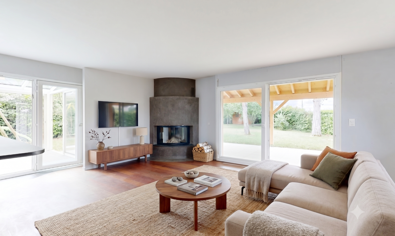 pièce vide avec inside property, natural light, lumière naturelle, wood finish floor, et sol en finition bois