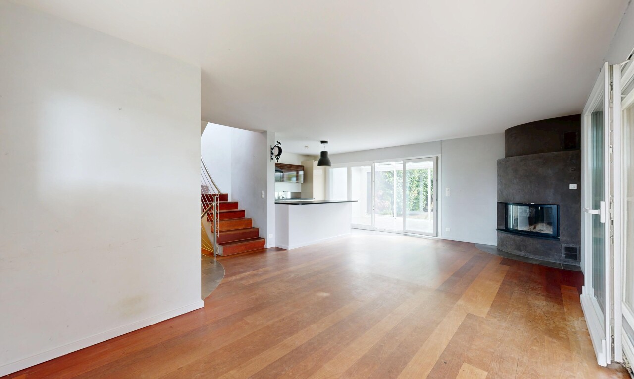 salon avec drywall, cloison sèche, wood finish floor, sol en finition bois, et inside property
