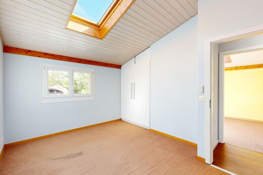 pièce vide avec drywall, cloison sèche, inside property, natural light, et lumière naturelle