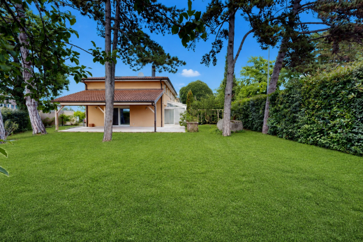 façade avec pelouse, from property, terrasse, bardage en stuc, et clôture