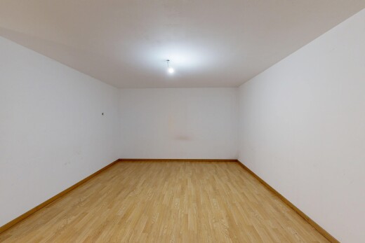 pièce vide avec sous-sol, wood finish floor, sol en finition bois, drywall, et cloison sèche