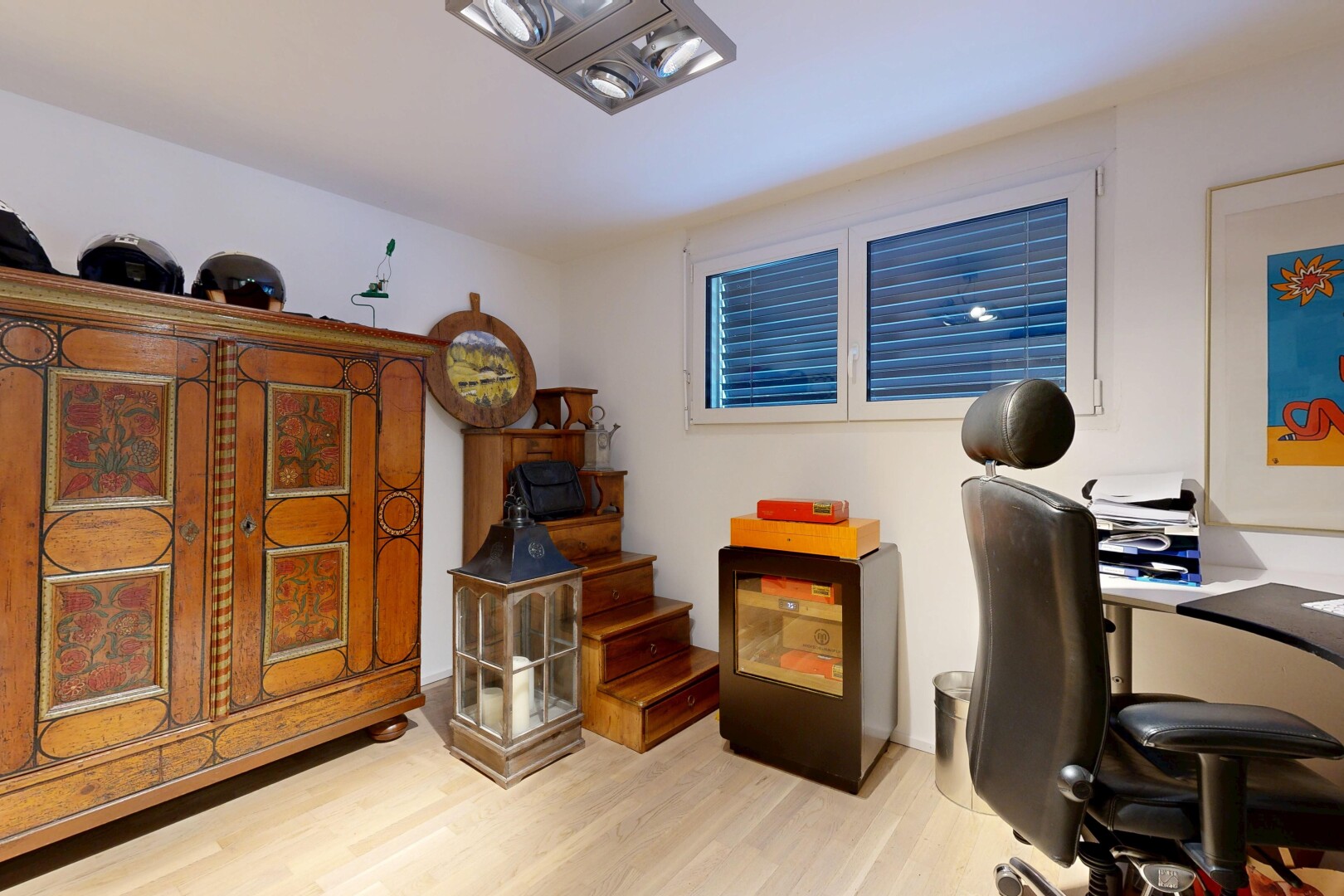 büro mit gipskartonwand, drywall, inside property, bürobereich, und holzfußboden