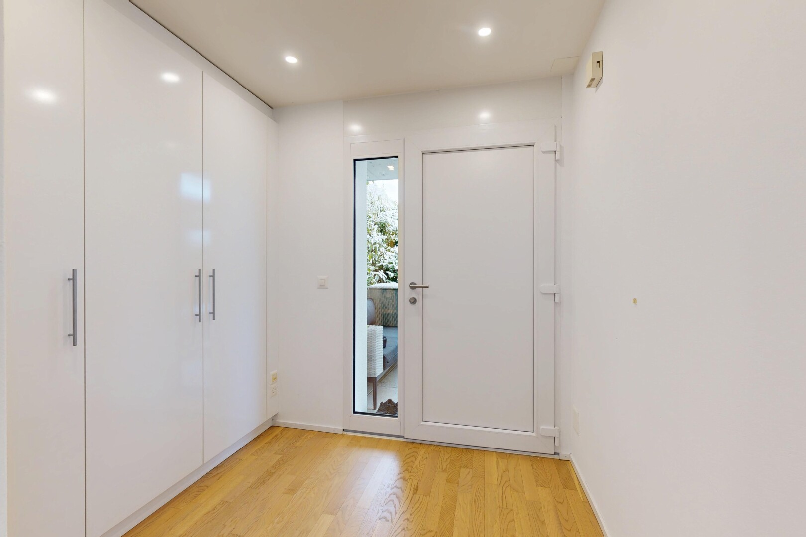 leerer raum mit drywall, gipskartonwand, inside property, wood finish floor, und holzfußboden