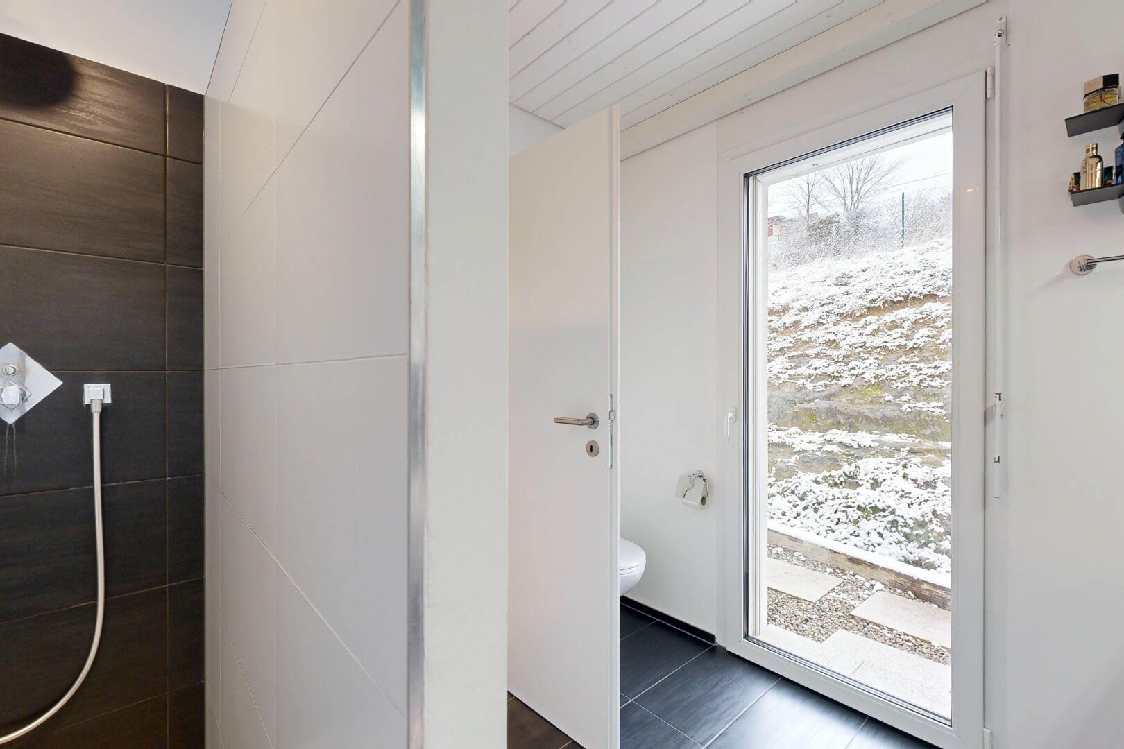 bad mit natürliches licht, natural light, inside property, toilette, und snow