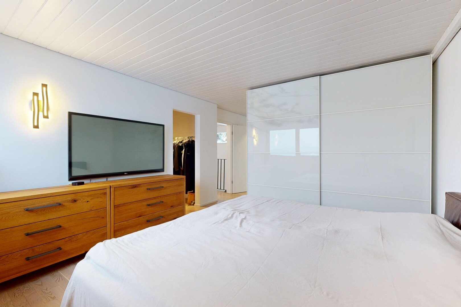 zimmer / schlafzimmer mit fernseher, inside property, drywall, gipskartonwand, und begehbarer kleiderschrank