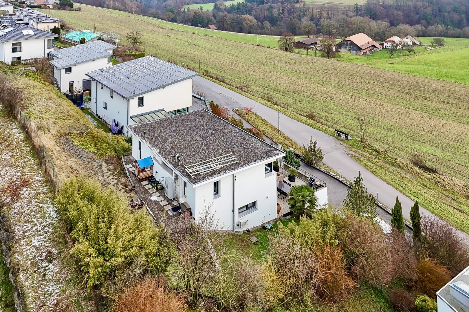 außenansicht mit terrasse, ländliche aussicht, rural view, stuckverkleidung, und drone view