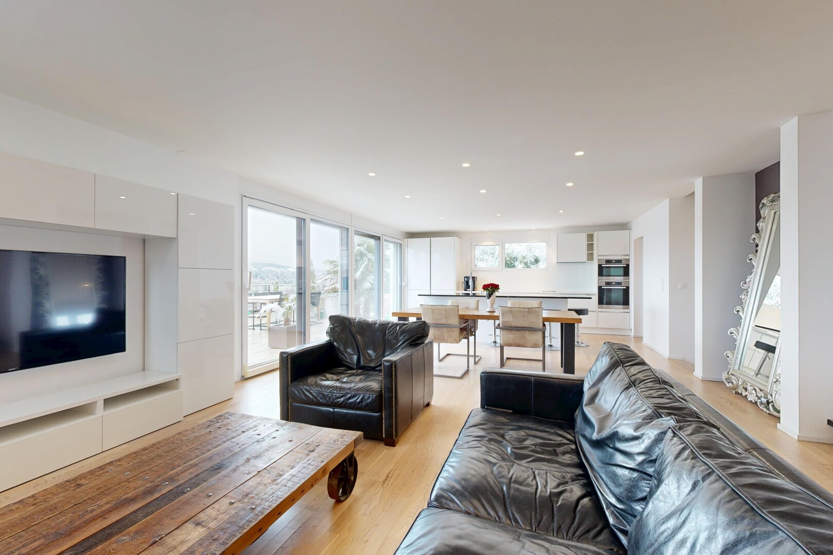 wohn- / esszimmer mit fernseher, inside property, wood finish floor, holzfußboden, und natural light