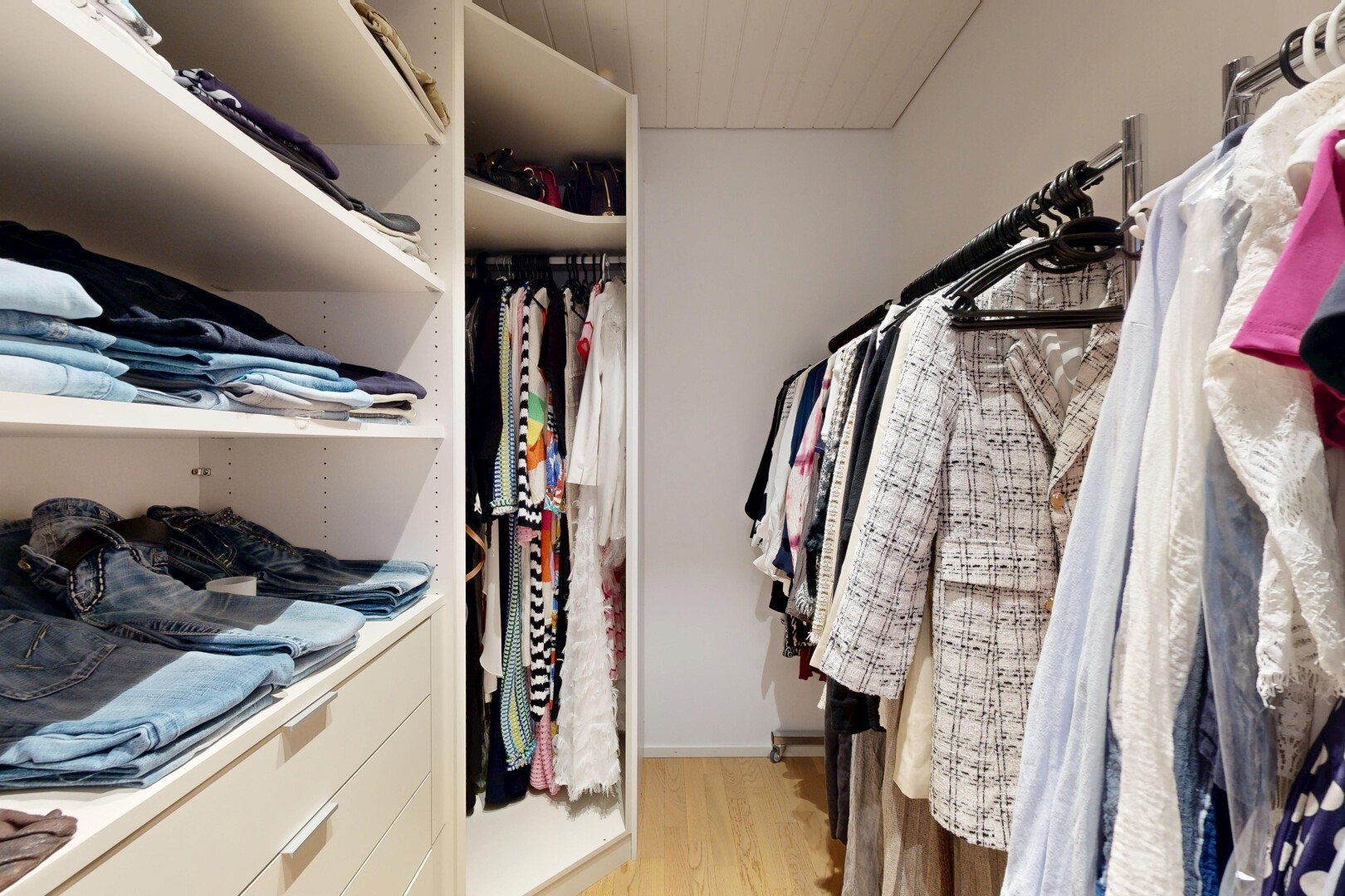 begehbarer kleiderschrank mit wood finish floor und holzfußboden