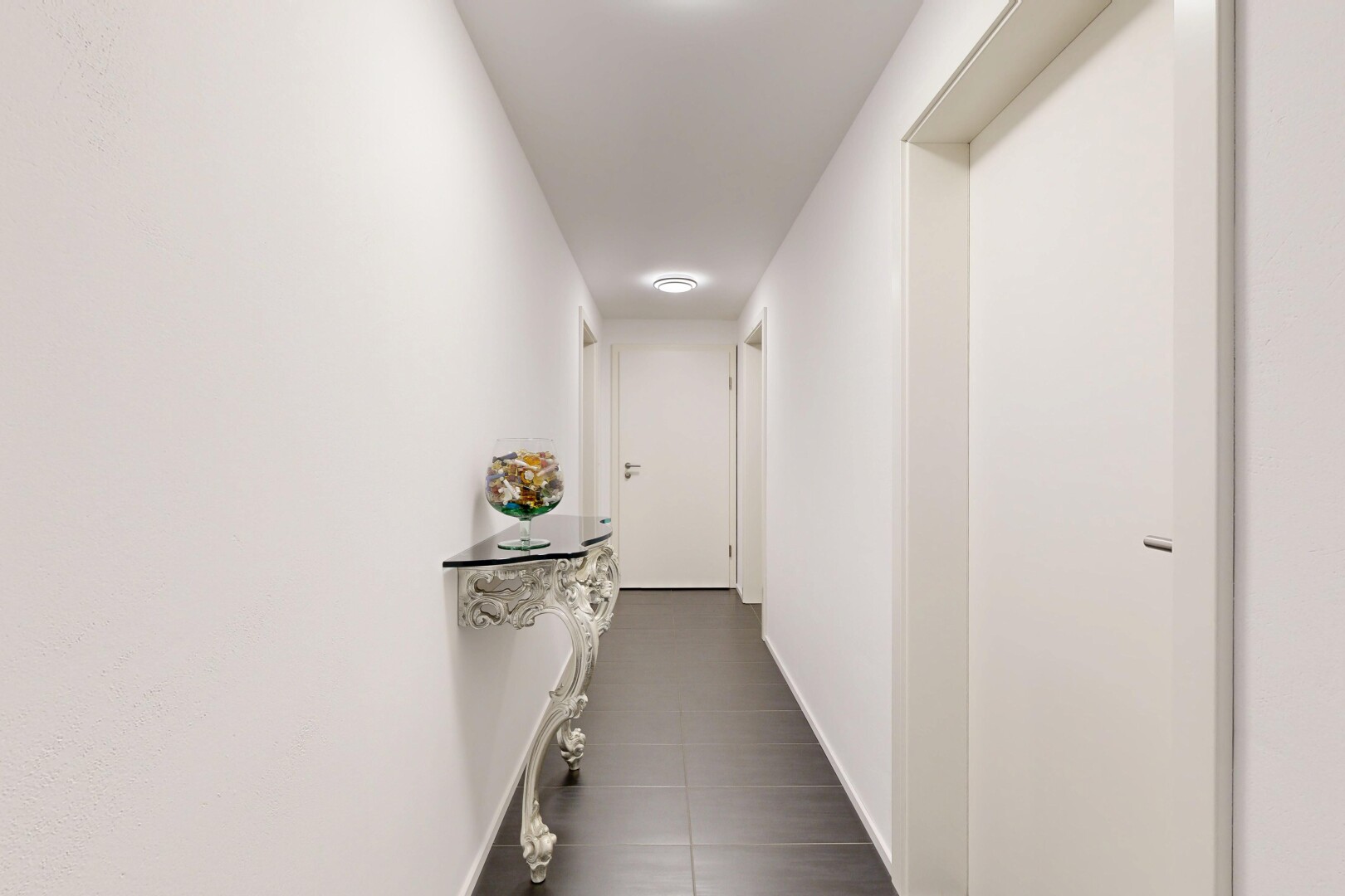 halle / korridor mit inside property, gipskartonwand, drywall, sockelleisten, und baseboards wall