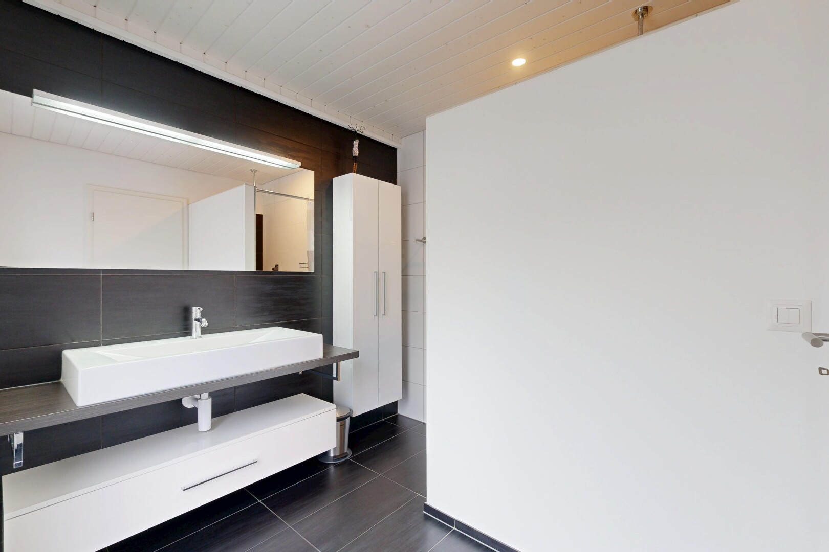 bad mit inside property, schminktisch, wood ceiling, holzdecke, und waschbecken