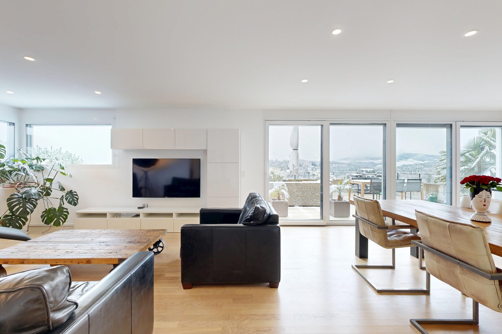 wohn- / esszimmer mit fernseher, natural light, natürliches licht, inside property, und wood finish floor