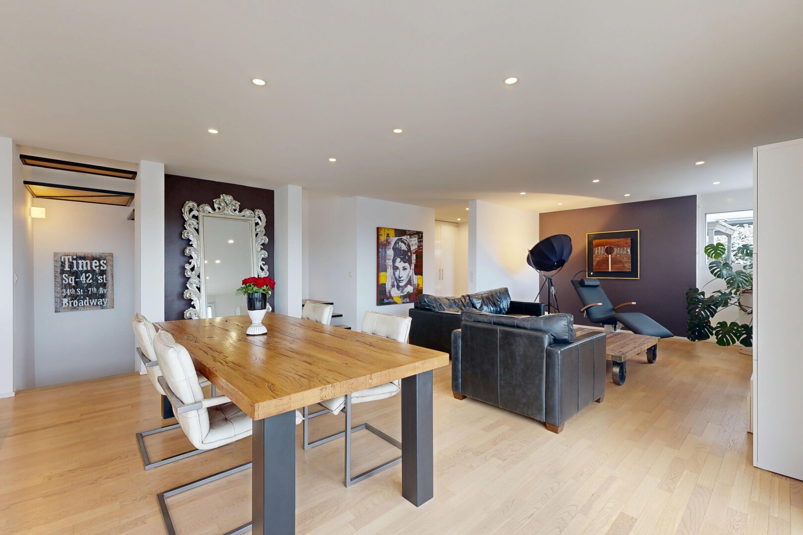 wohn- / esszimmer mit inside property, gipskartonwand, drywall, holzfußboden, und wood finish floor