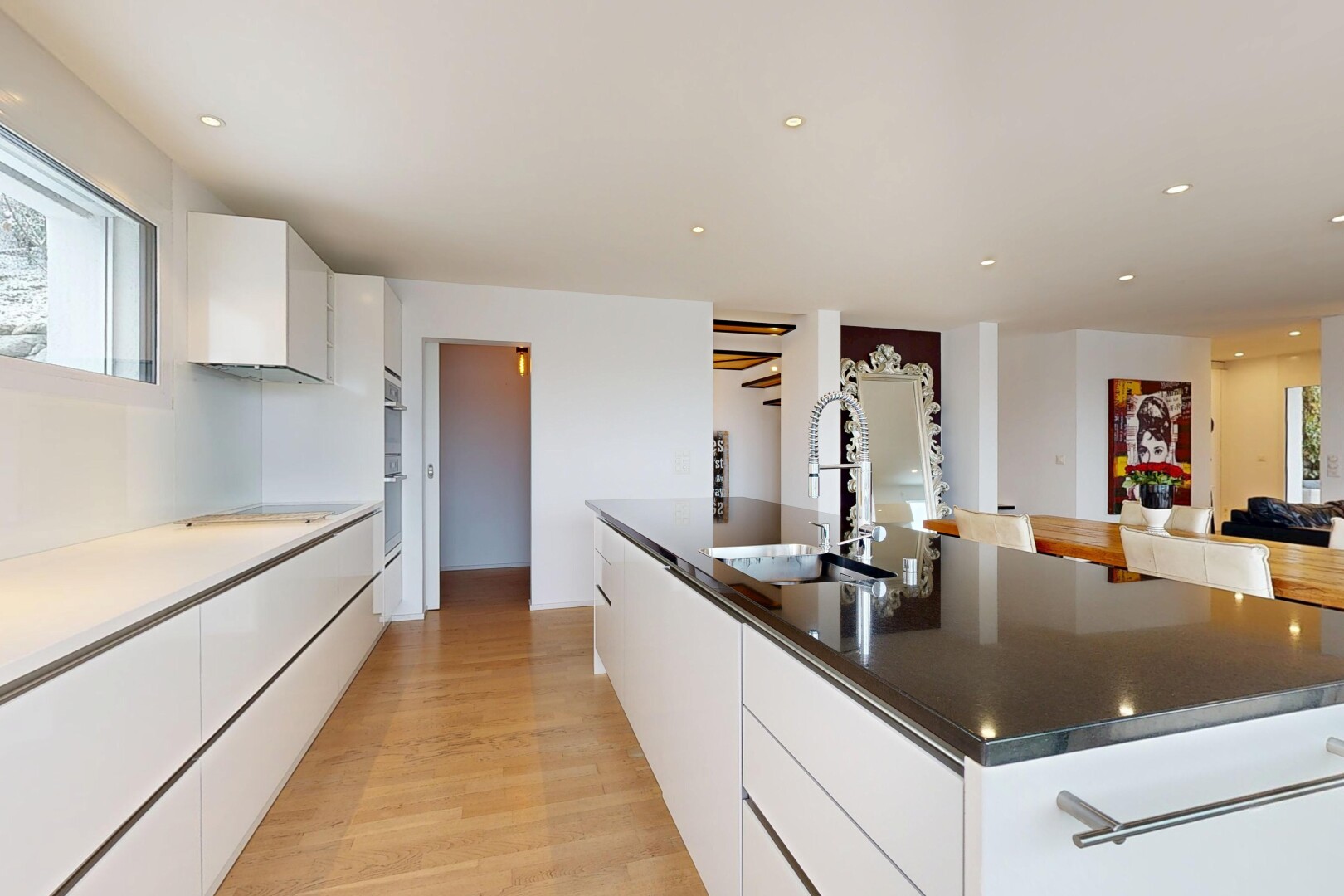 küche mit weiße schränke, schränke mit flachen paneelen, wood finish floor, holzfußboden, und inside property