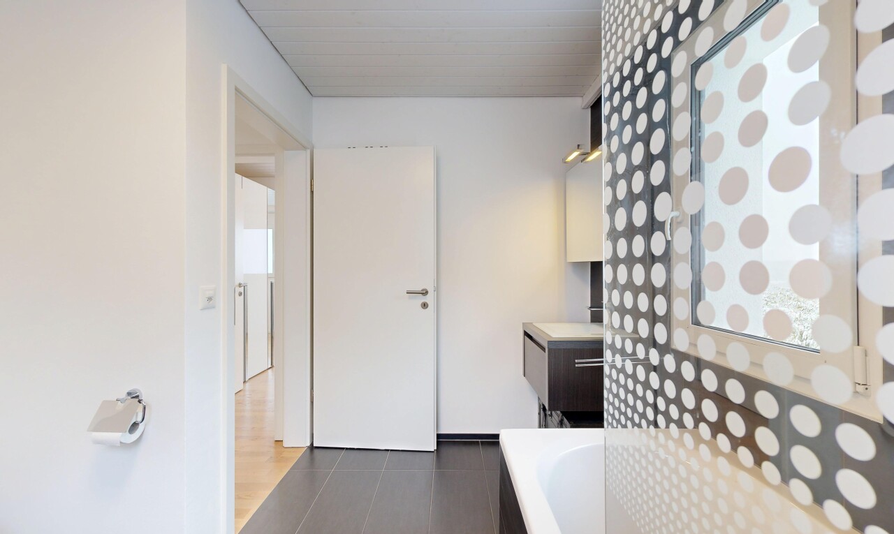 bad mit komplettes badezimmer, inside property, fliesenboden, tile floor, und gipskartonwand