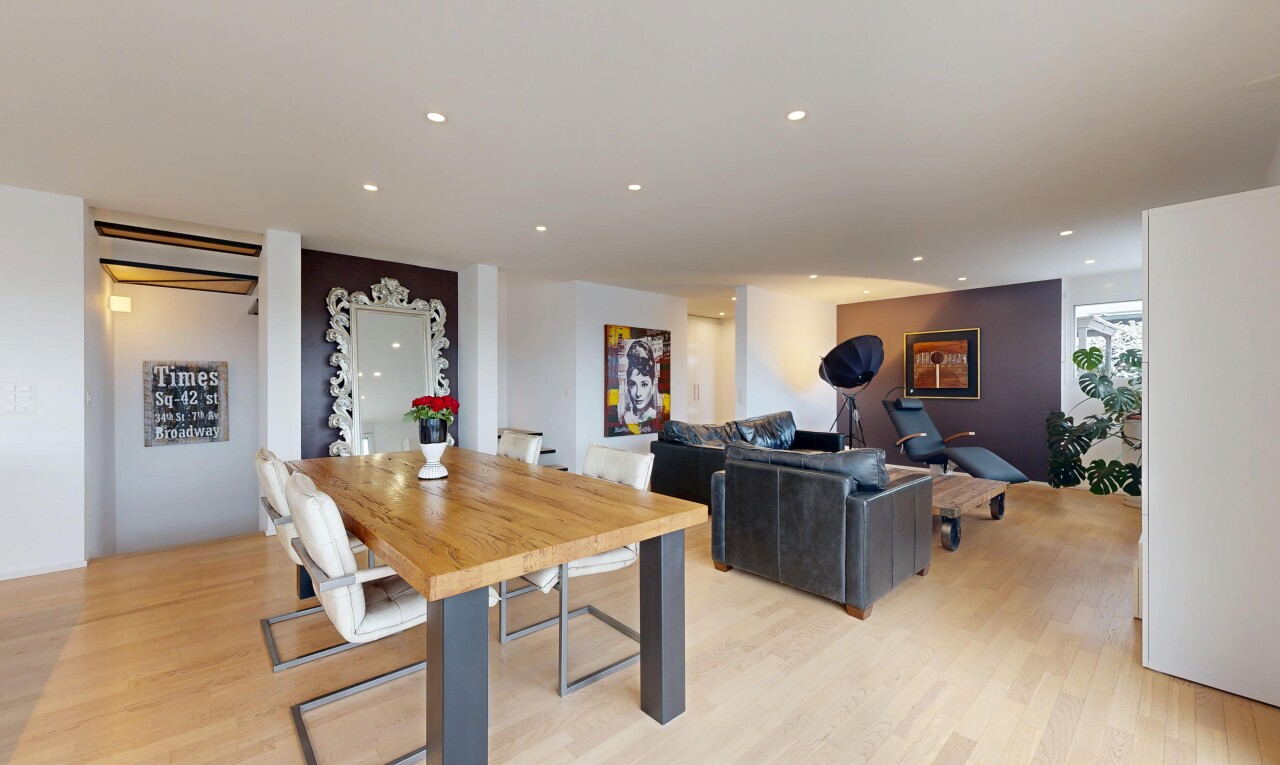 wohn- / esszimmer mit inside property, gipskartonwand, drywall, holzfußboden, und wood finish floor