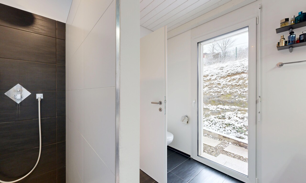 bad mit natürliches licht, natural light, inside property, toilette, und snow