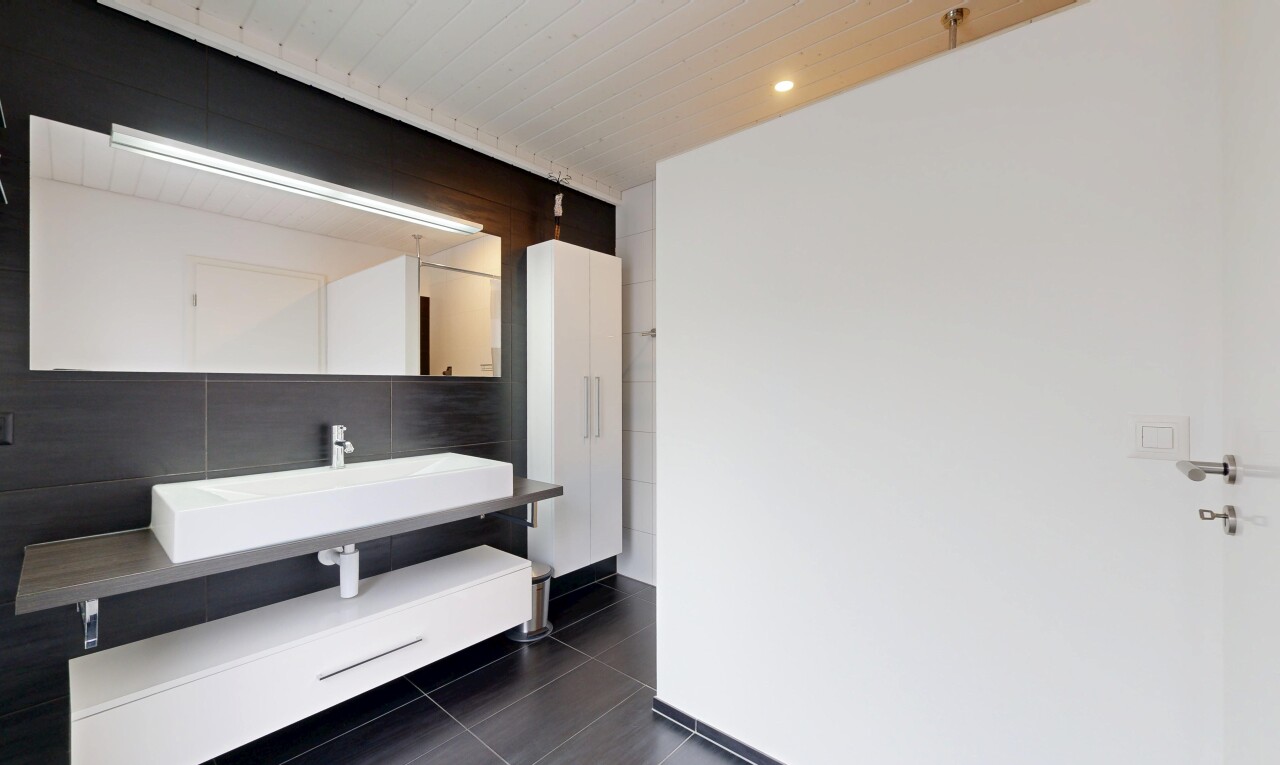 bad mit inside property, schminktisch, wood ceiling, holzdecke, und waschbecken