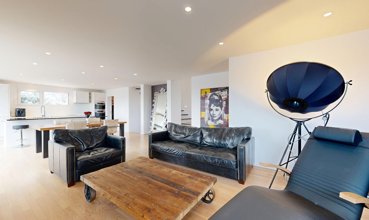 wohn- / esszimmer mit drywall, gipskartonwand, inside property, wood finish floor, und holzfußboden