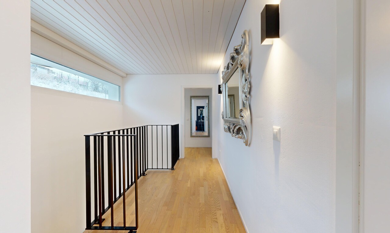 halle / korridor mit holzdecke, wood ceiling, holzfußboden, wood finish floor, und natürliches licht