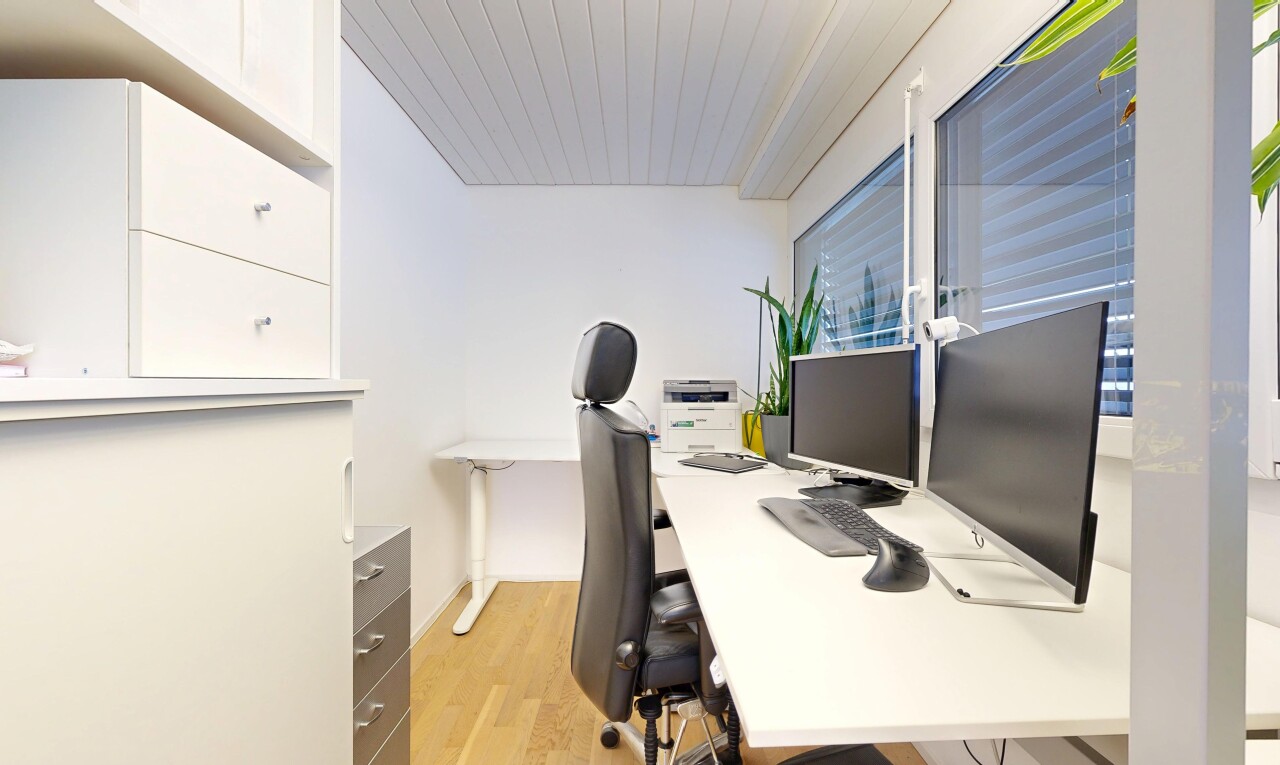 büro mit fernseher, wood finish floor, holzfußboden, drywall, und gipskartonwand