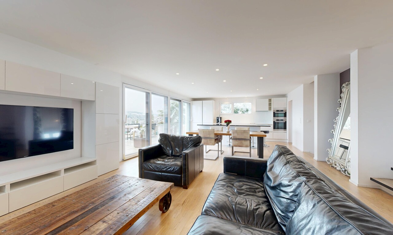 wohn- / esszimmer mit fernseher, inside property, wood finish floor, holzfußboden, und natural light