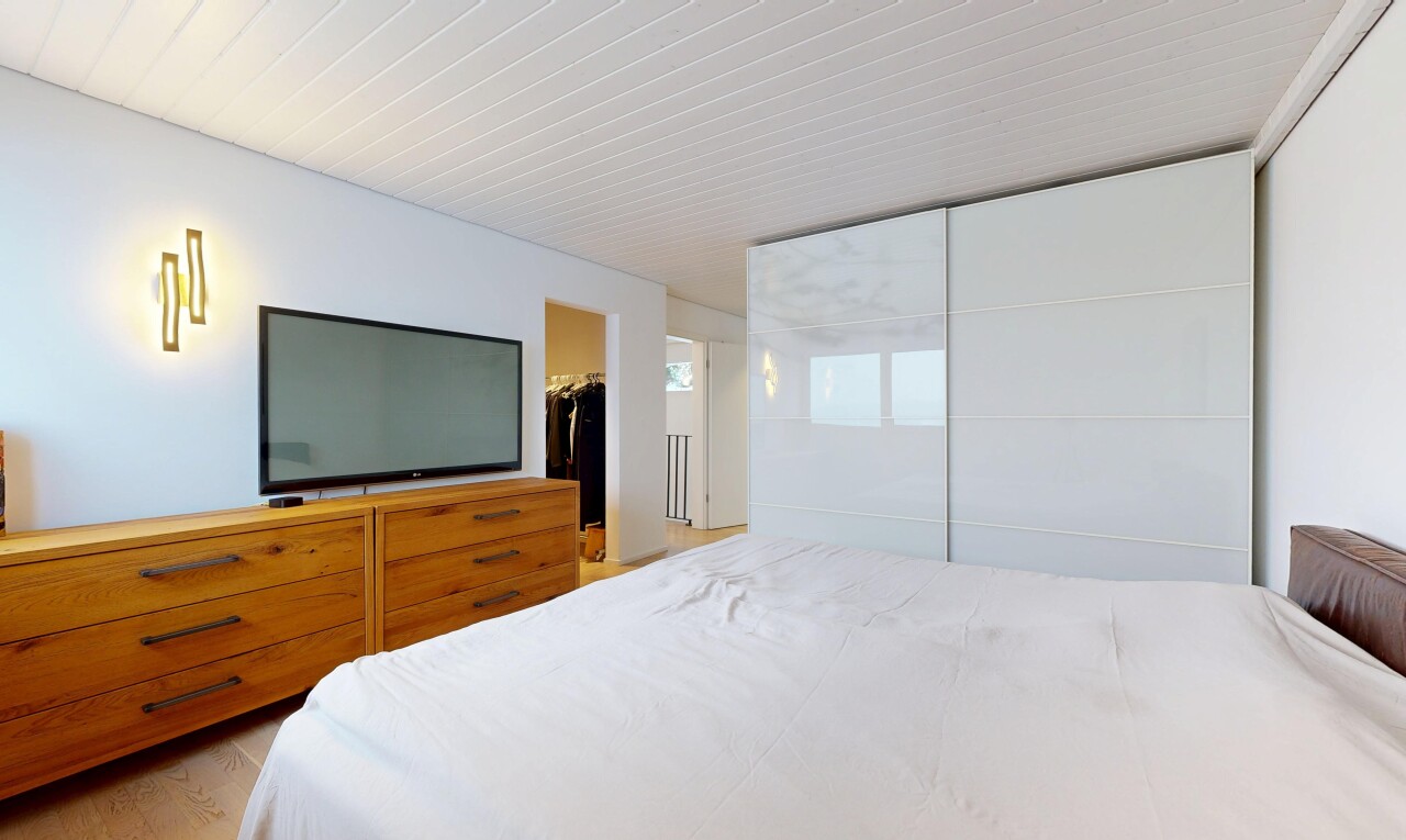 zimmer / schlafzimmer mit fernseher, inside property, drywall, gipskartonwand, und begehbarer kleiderschrank