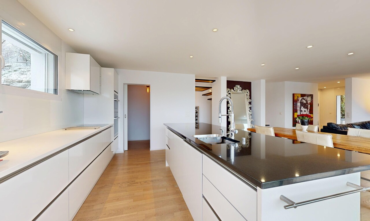 küche mit weiße schränke, schränke mit flachen paneelen, wood finish floor, holzfußboden, und inside property
