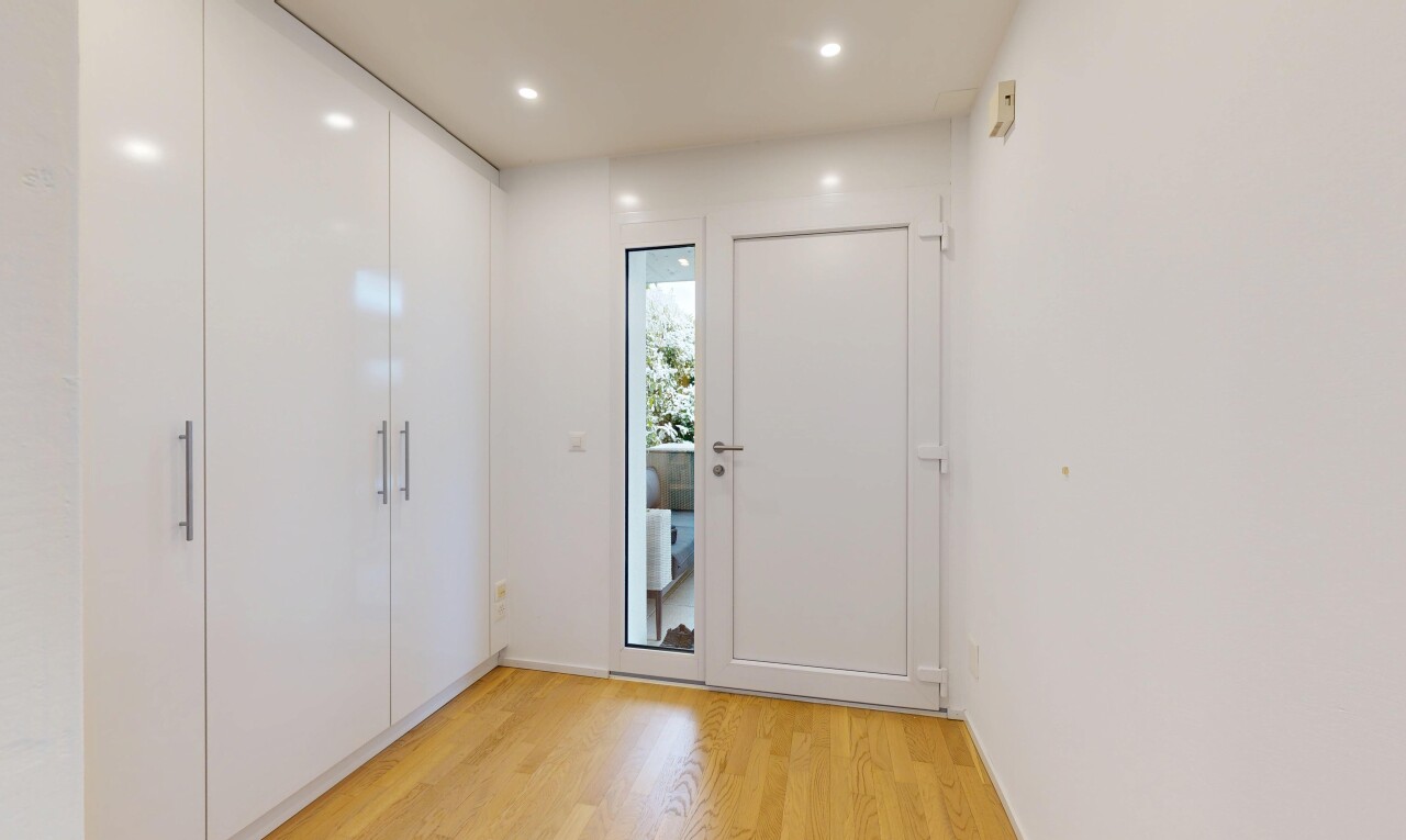 leerer raum mit drywall, gipskartonwand, inside property, wood finish floor, und holzfußboden