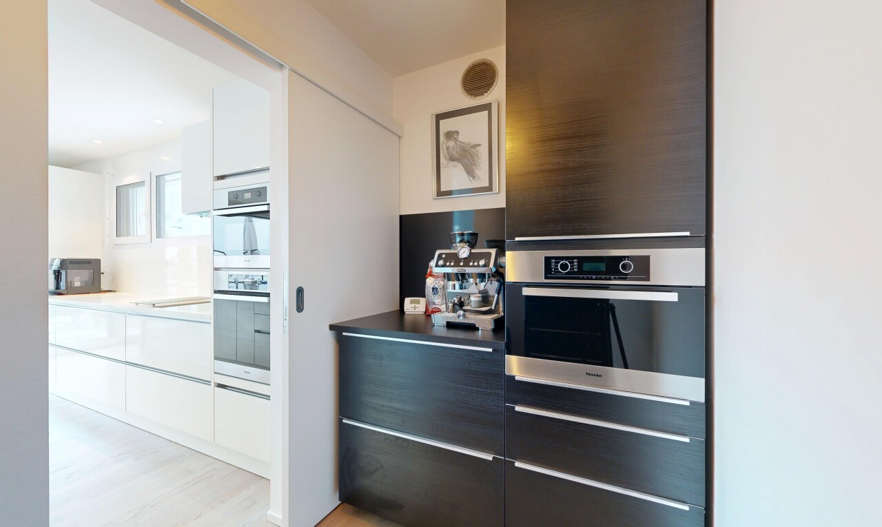küche mit schränke mit flachen paneelen, weiße schränke, inside property, arbeitsplatten, und doppel backofen