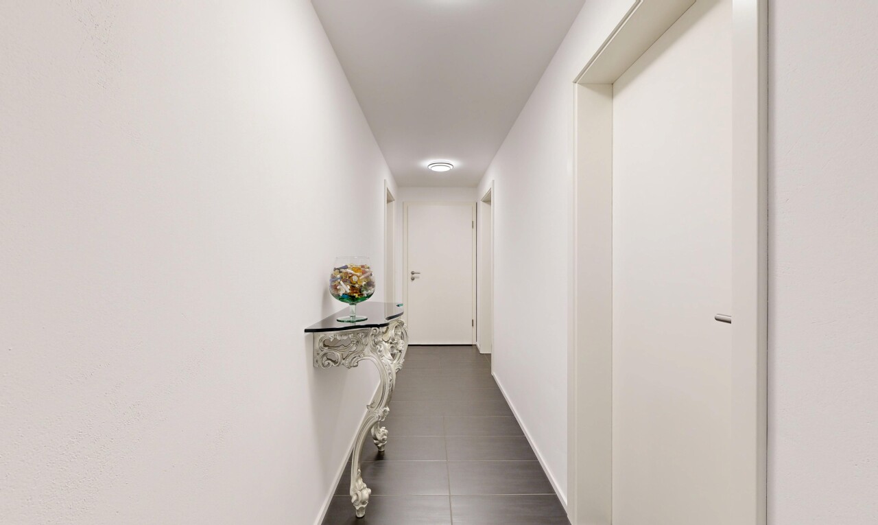 halle / korridor mit inside property, gipskartonwand, drywall, sockelleisten, und baseboards wall