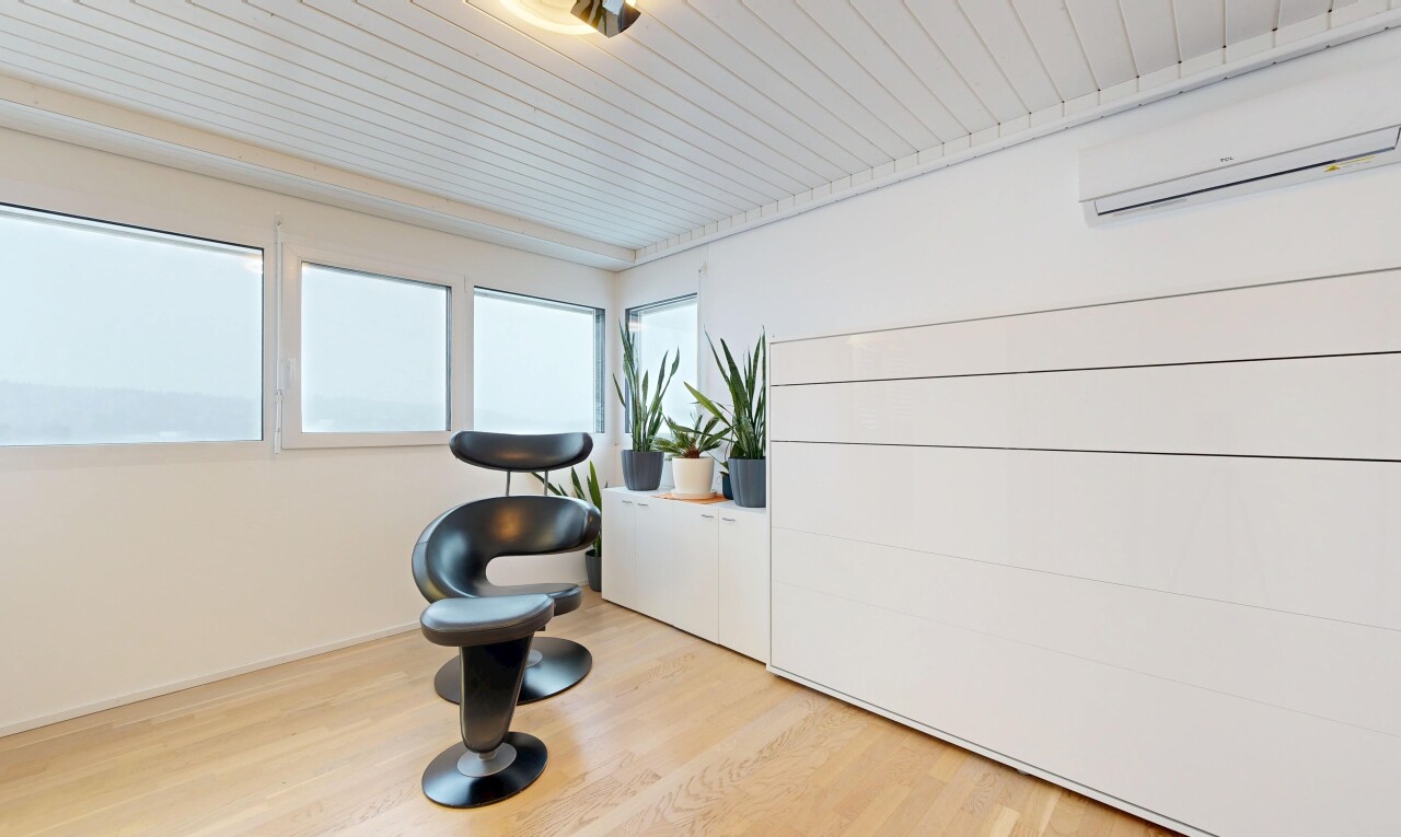 fitnessstudio mit natural light, natürliches licht, wandklimaanlage, wood finish floor, und holzfußboden