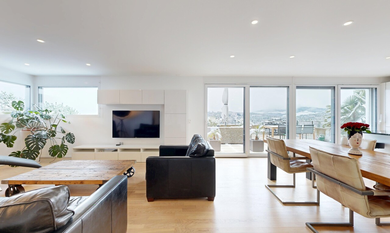wohn- / esszimmer mit fernseher, natural light, natürliches licht, inside property, und wood finish floor