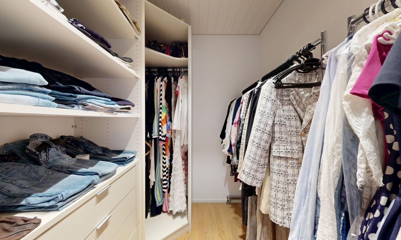 begehbarer kleiderschrank mit wood finish floor und holzfußboden