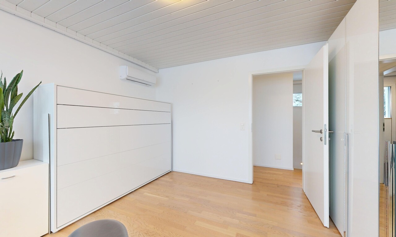 leerer raum mit drywall, gipskartonwand, wood finish floor, holzfußboden, und wandklimaanlage