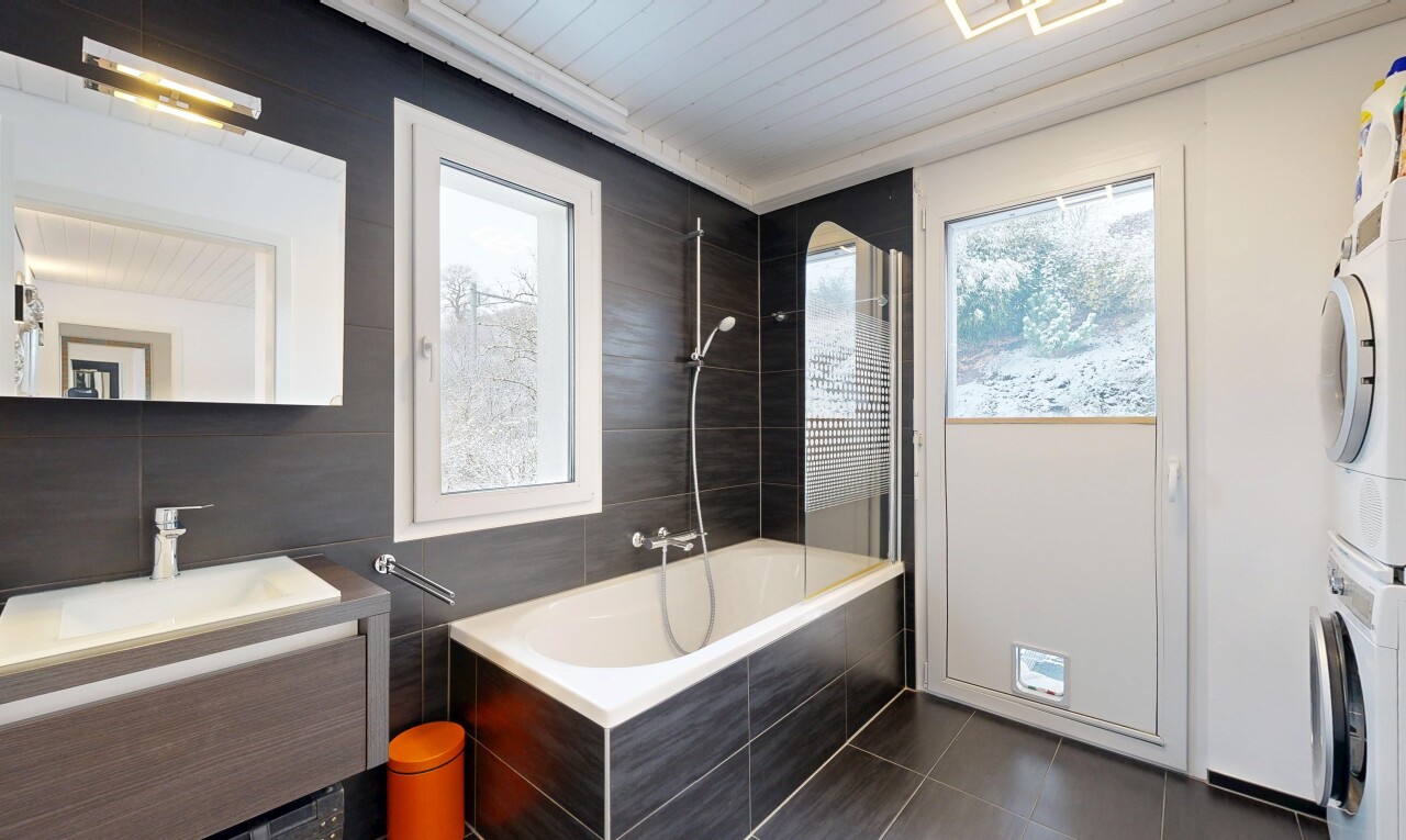 bad mit spiegel, komplettes badezimmer, schminktisch, inside property, und kombiniertes bad / dusche