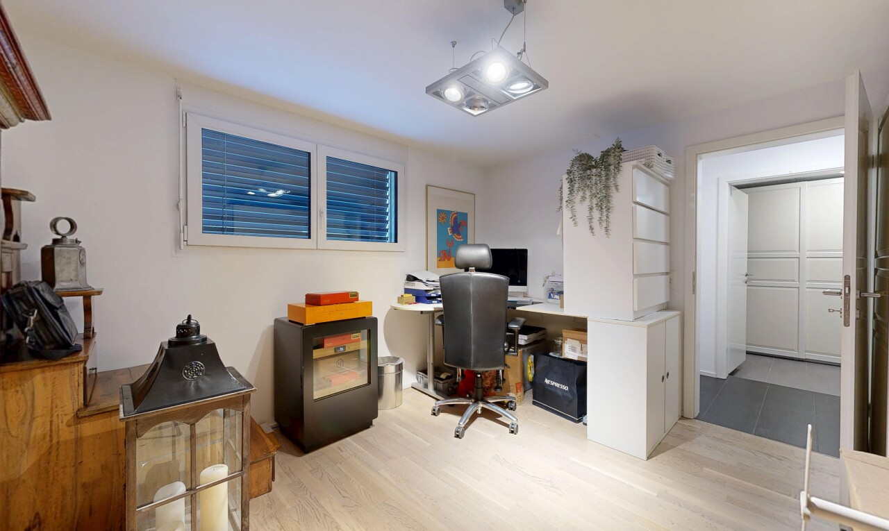büro mit inside property, drywall, gipskartonwand, bürobereich, und wood finish floor