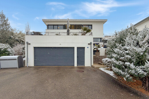 outdoor house featuring stucco siding and driveway