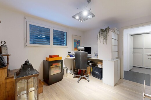 bureau avec inside property, drywall, cloison sèche, espace bureau, et wood finish floor